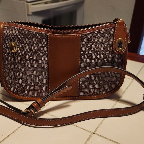 Like New-Coach Swinger 20 in Micro Signature Jacquard- Rare find!! - Picture 4 of 4
